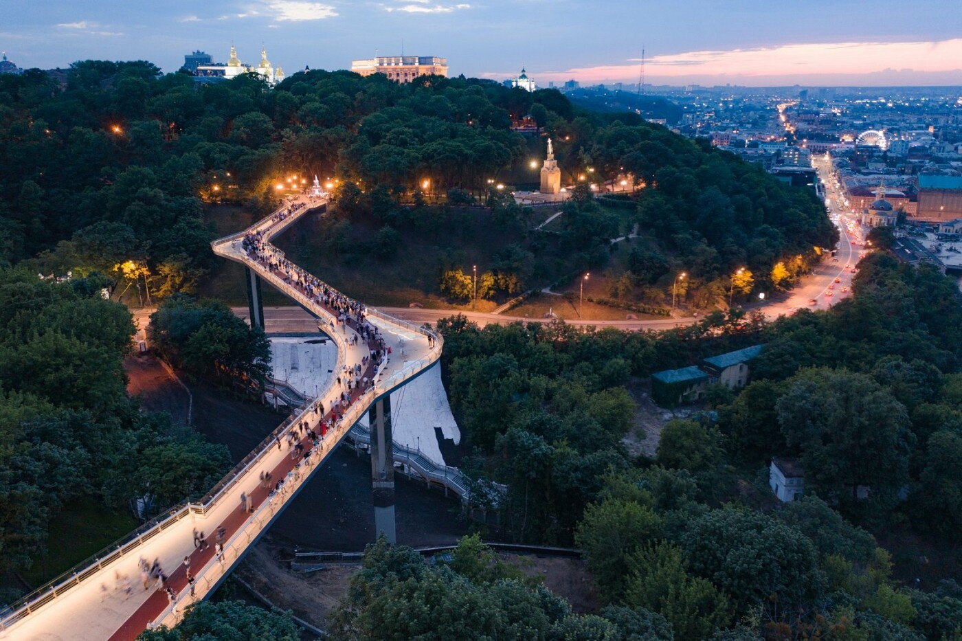 Мост в киеве. Пешеходный мост в Киеве. Мосты Киева фото. Киев достопримечательности стеклянный мост. Город Великие мосты Иева.